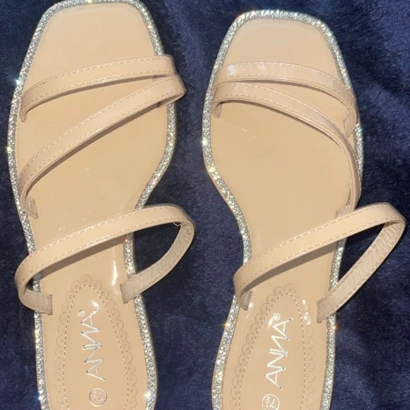 Sandals color nude with small dimond design around - Picture 3 of 3